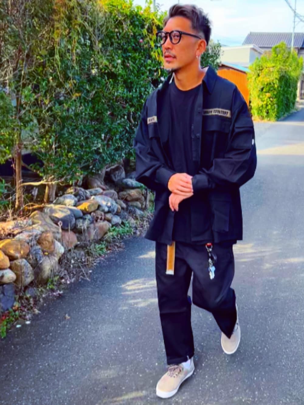 「秋冬コーデ、ストリートコーデ、ブラックコーデ、wtaps、UNIQLO、supreme、Dickies、VANS、パパコーデ、40代ファッション、ワークパンツ、スニーカー、おしゃれさんと繋がりたい、めがね、メンズファッション」｜「UNIQLOのアイテム（メガネ、ブラック系）」を使った、SUNさん（メンズ・175cm）の秋コーディネートの2枚目の写真