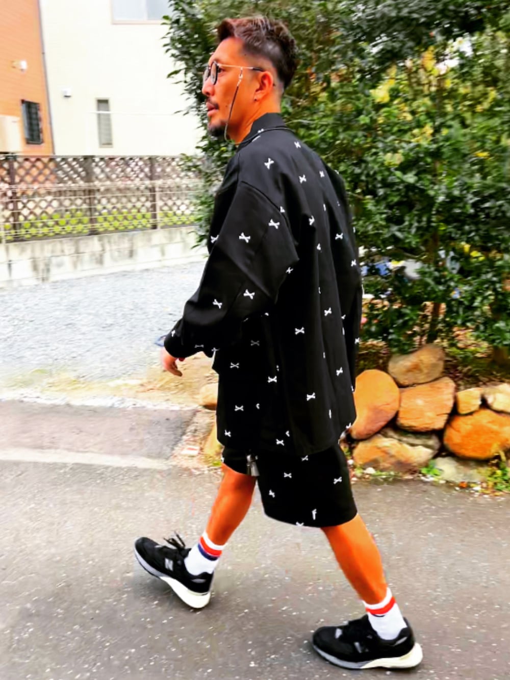 ブラック系のジャケット/アウター、ブラック系のTシャツ/カットソー、ブラック系のその他パンツを着用したメンズの秋コーディネートの2枚目の写真