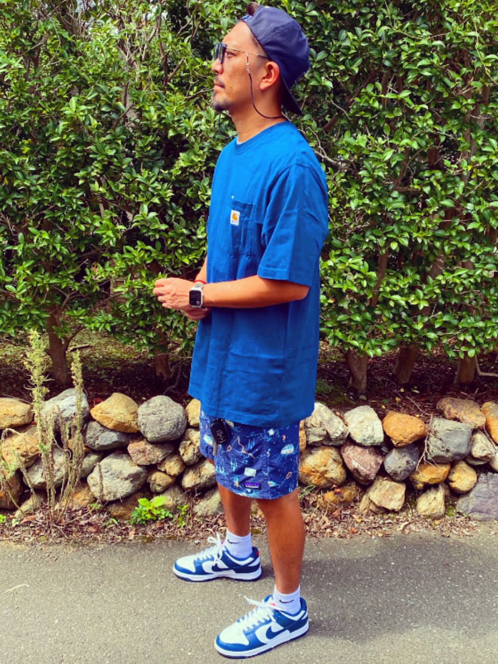 ブルー系のTシャツ/カットソー、ブルー系のその他パンツ、ブルー系のスニーカーを着用したメンズの秋コーディネートの2枚目の写真