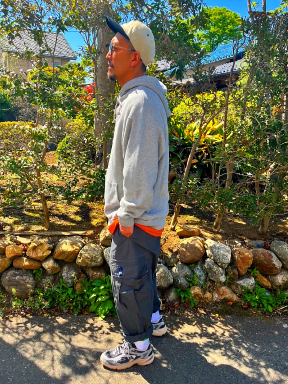 「メンズファッション、おしゃれさんと繋がりたい、春、スニーカー、ストリート、wtaps、ニューバランス、ファミマ靴下、キャップ、40代ファッション、アラフォー、パーカー、ワイドパンツ、カーゴパンツ、ビッグシルエット」|「WTAPSのアイテム(キャップ、ベージュ系)」を使った、SUNさん(メンズ・175cm)の春コーディネートの3枚目の写真