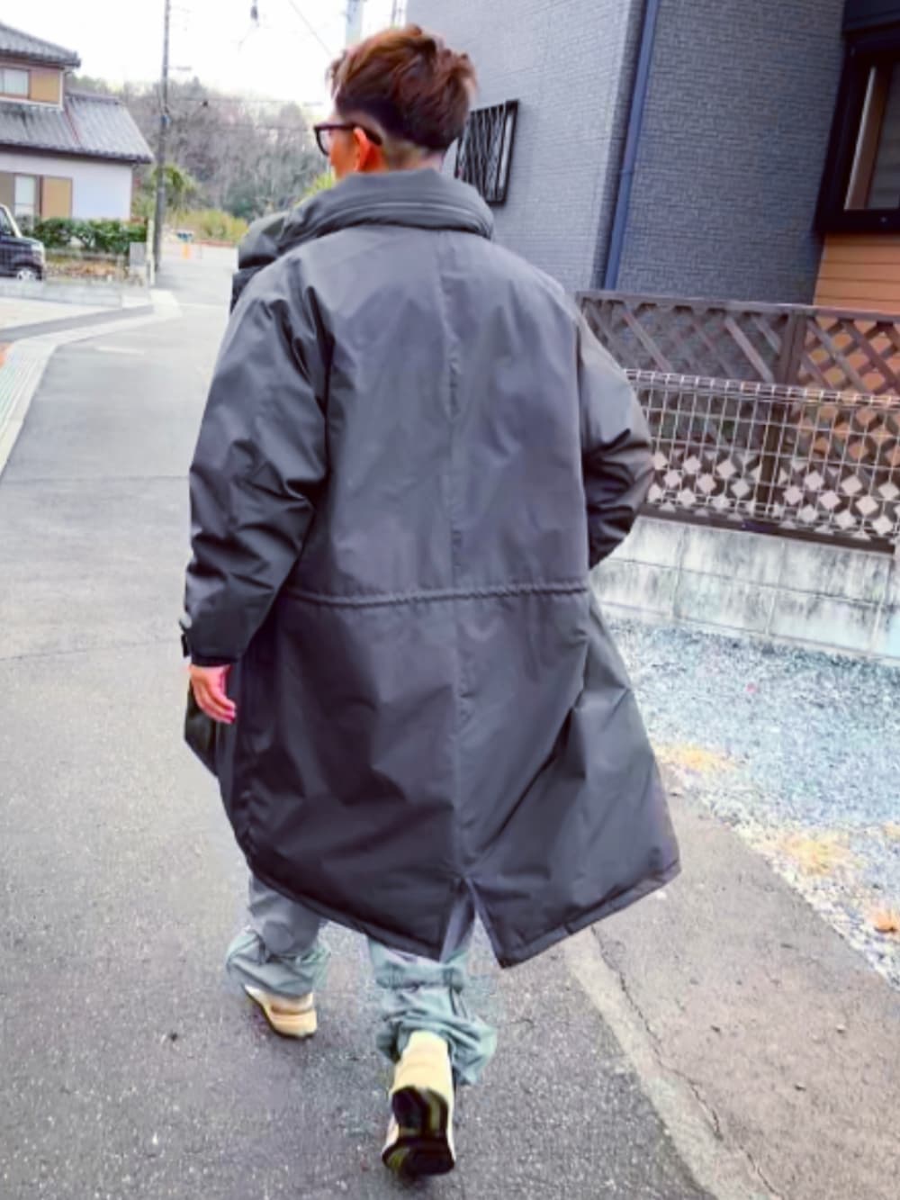「お洒落さんとつながりたい、ダイワピア39、セットアップ、ベスト、GU、モンスターパーカー、コート、ナイロンパンツ、グレー、スニーカー、ストリート、40代ファッション、New Balance、冬、めがね」｜「UNIQLOのアイテム（メガネ、ブラック系）」を使った、SUNさん（メンズ・175cm）の冬コーディネートの3枚目の写真