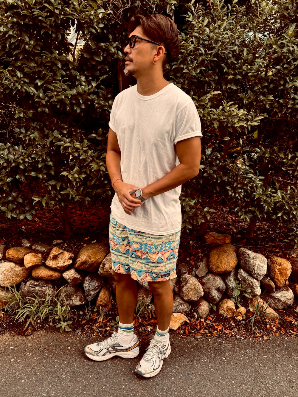 ベージュ系のTシャツ/カットソー、グリーン系のその他パンツ、シルバー系のスニーカーを着用したメンズの夏コーディネートの4枚目の写真