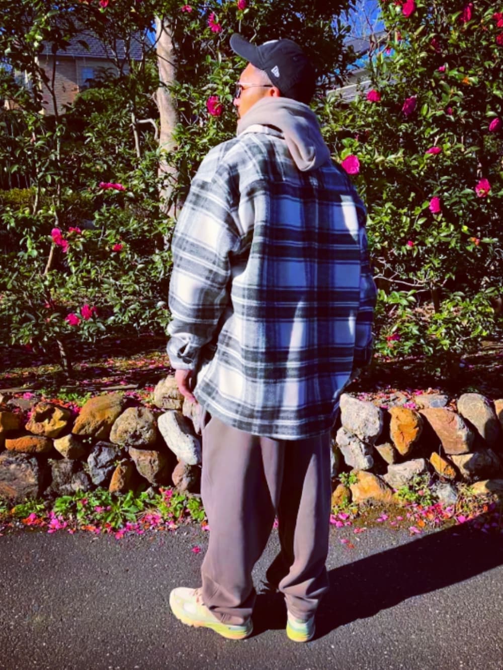 ベージュ系のパーカー、その他のジャケット/アウター、ベージュ系のスウェットパンツを着用したメンズの冬コーディネートの3枚目の写真