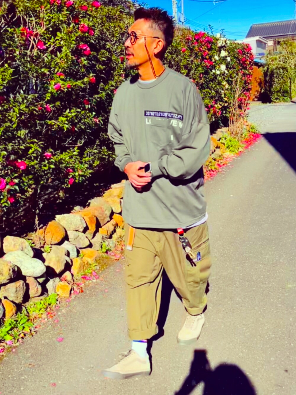 グリーン系のTシャツ/カットソー、グリーン系のその他パンツ、ブラウン系のスニーカーを着用したメンズの秋コーディネートの2枚目の写真