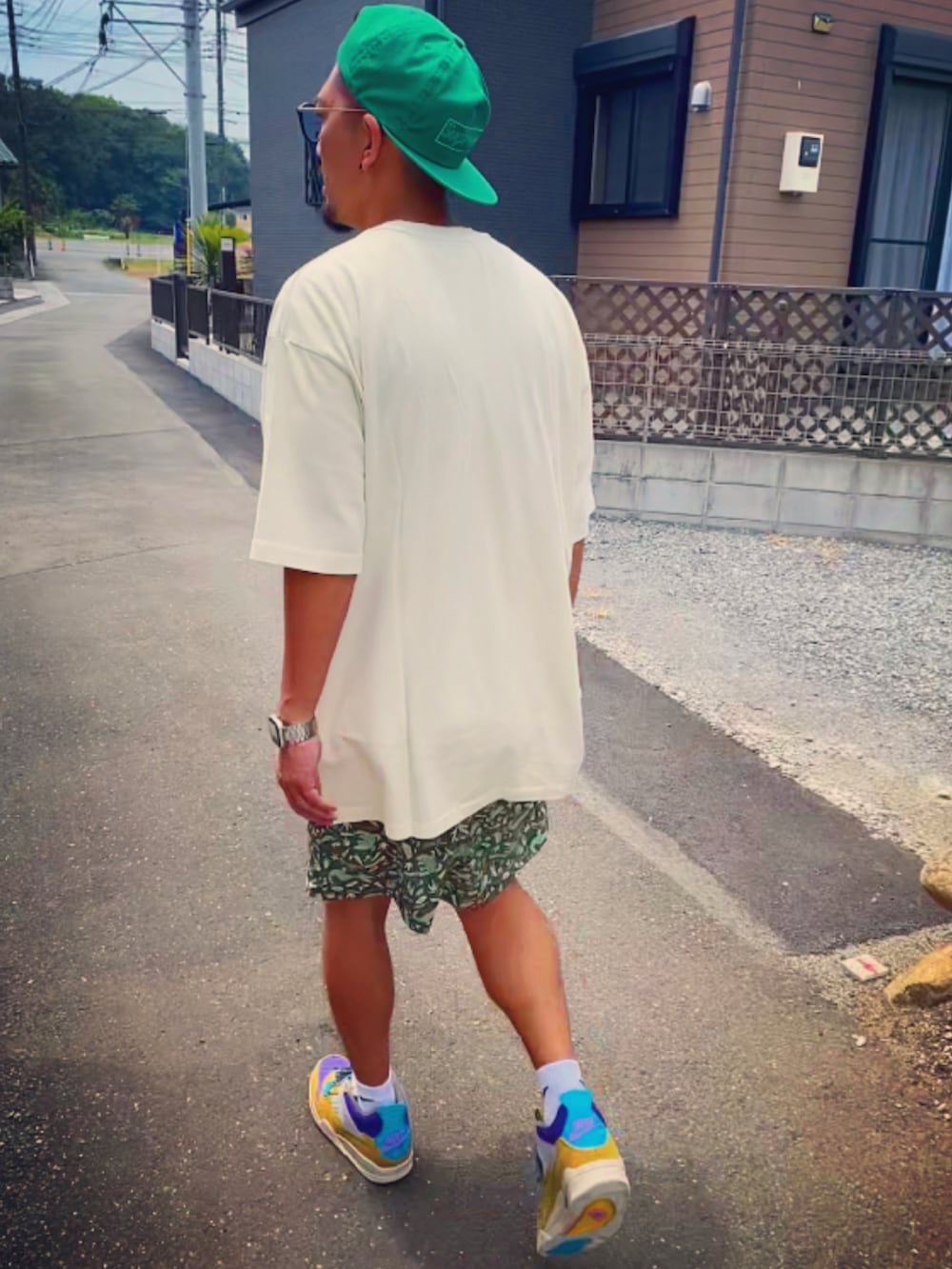 ホワイト系のTシャツ/カットソー、グリーン系のその他パンツ、イエロー系のスニーカーを着用したメンズの夏コーディネートの5枚目の写真