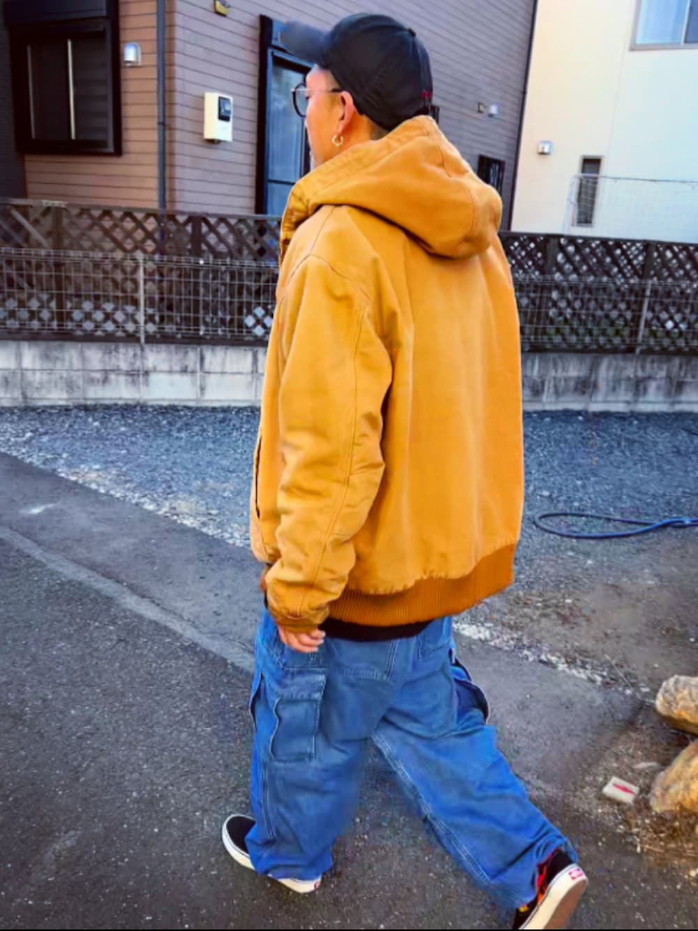 ブラウン系のブルゾン、ブラック系のTシャツ/カットソー、ブルー系のカーゴパンツを着用したメンズの冬コーディネートの5枚目の写真