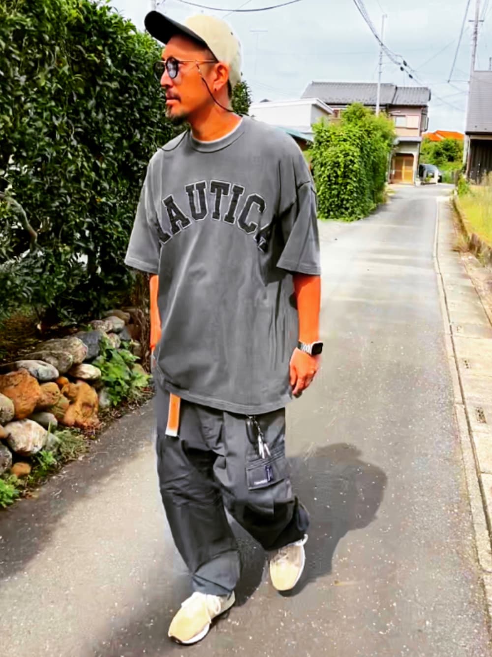 グレー系のTシャツ/カットソー、グレー系のその他パンツ、ベージュ系のスニーカーを着用したメンズの秋コーディネートの4枚目の写真