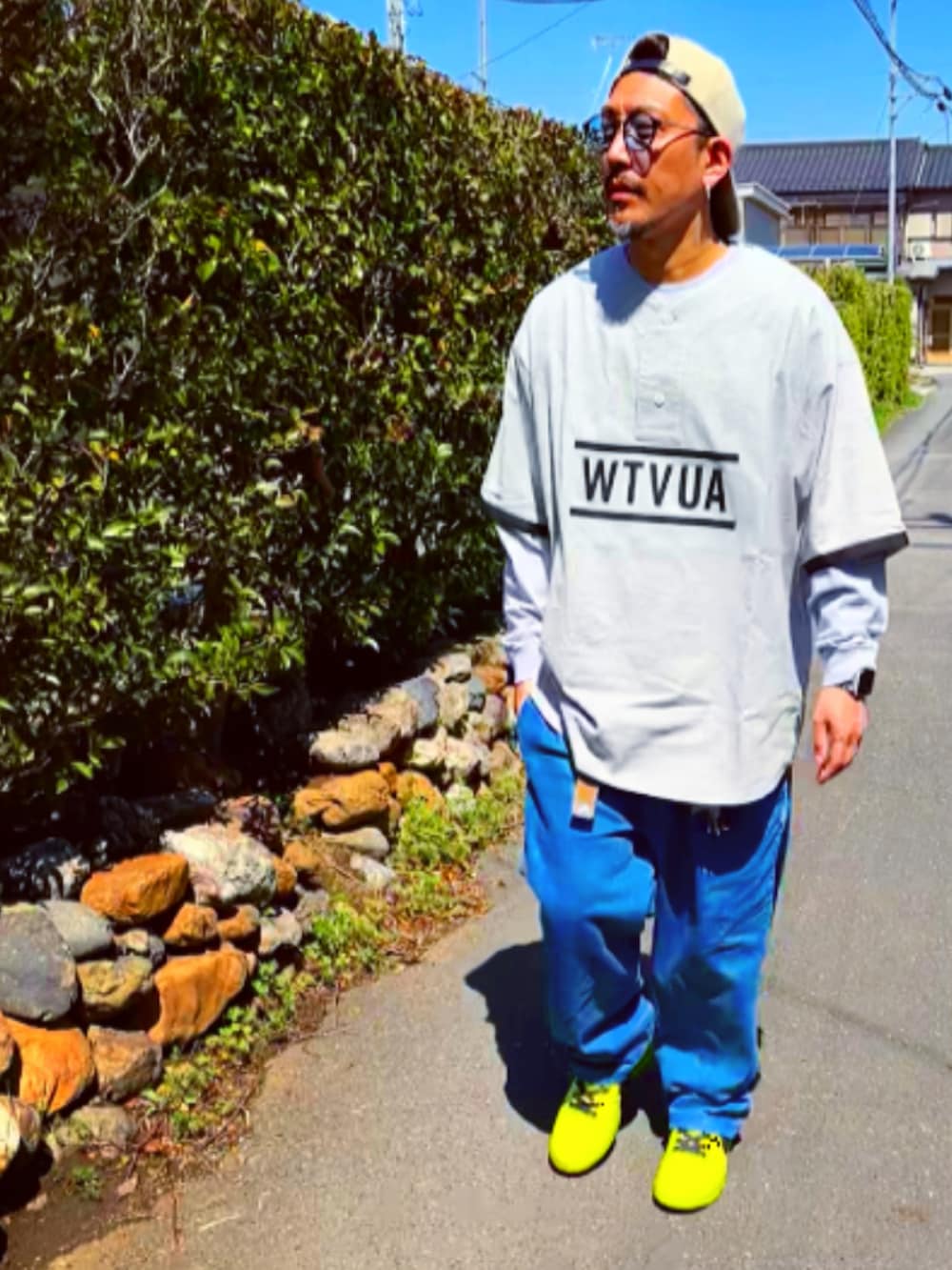 「お出かけコーデ、はるコーデ、wtaps、descendant、スニーカーコーデ、キャップ、おしゃれさんと繋がりたい、40代ファッション、デニム、ワイドパンツ、NIKE、AMBUSH、パパコーデ」｜「WTAPSのアイテム（Tシャツ/カットソー、グレー系）」を使った、SUNさん（メンズ・175cm）の春コーディネートの3枚目の写真