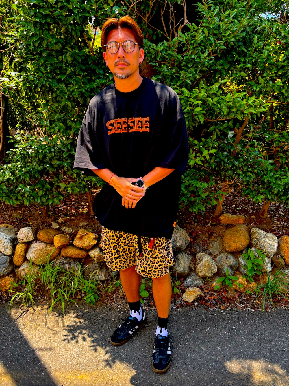 ブラック系のTシャツ/カットソー、その他のその他パンツ、ホワイト系のスニーカーを着用したメンズの夏コーディネートの3枚目の写真