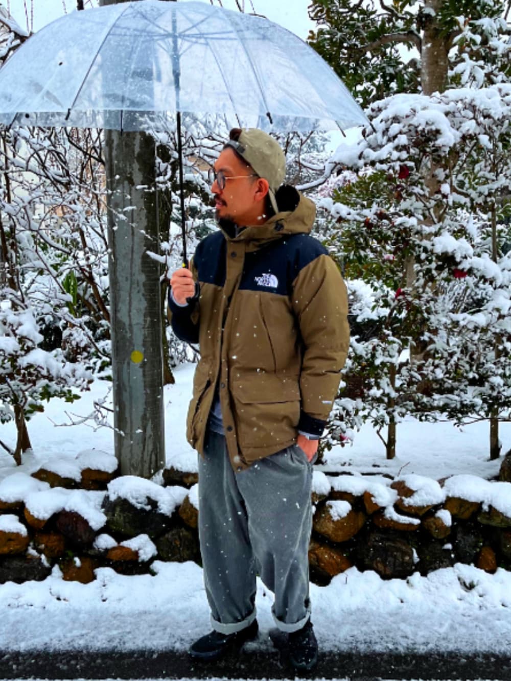 ベージュ系のダウンジャケット/コート、グレー系のスウェット、グリーン系のその他パンツを着用したメンズの冬コーディネートの2枚目の写真