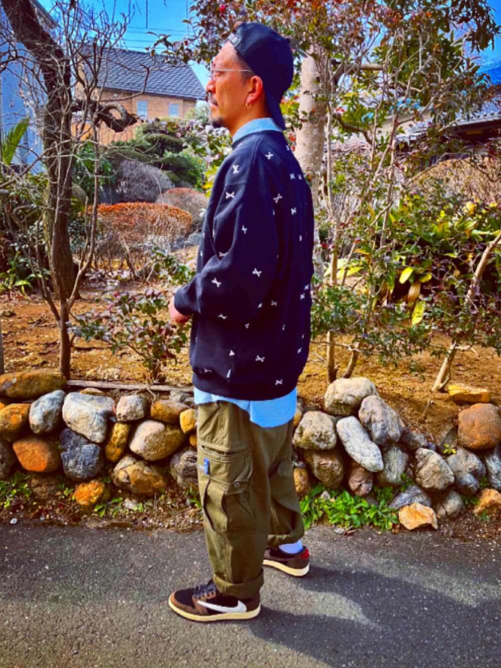 「はるコーデ、wtaps、スウェット、総柄、ブラック、キャップ、カーゴパンツ、ワイドパンツ、ミリタリー、スニーカー、ストリート、スニーカーコーデ、パパコーデ、40代ファッション、お洒落さんとつながりたい」｜「WTAPSのアイテム（キャップ、ブラック系）」を使った、SUNさん（メンズ・175cm）の春コーディネートの3枚目の写真