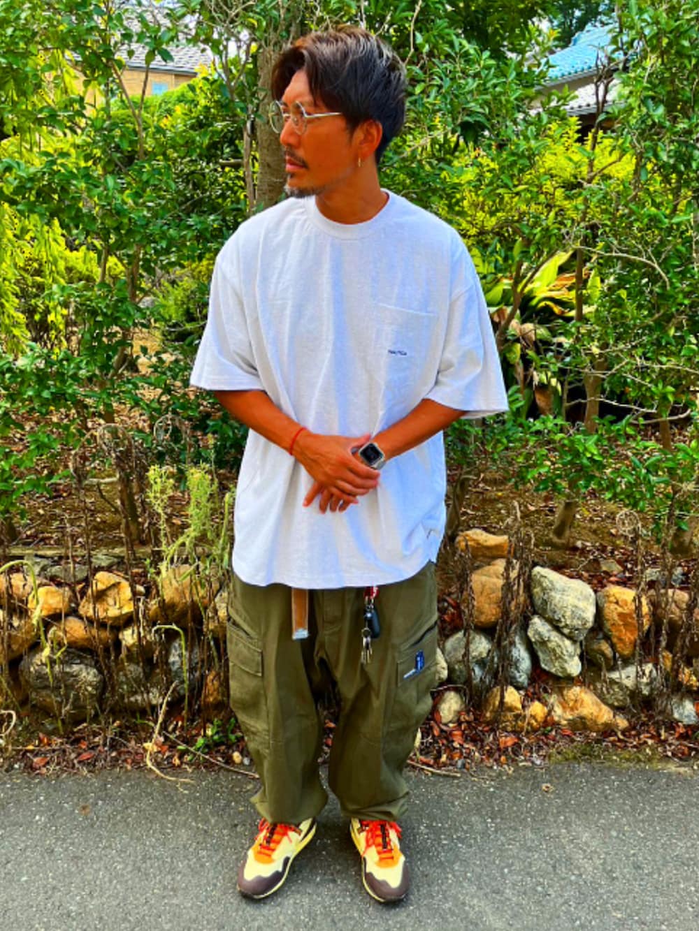 グレー系のTシャツ/カットソー、グリーン系のその他パンツ、ブラウン系のスニーカーを着用したメンズの秋コーディネートの2枚目の写真