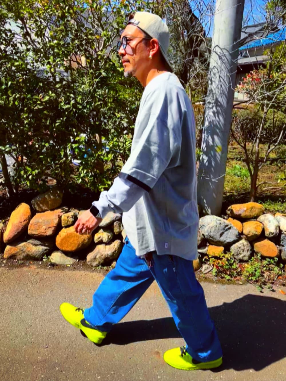 「お出かけコーデ、はるコーデ、wtaps、descendant、スニーカーコーデ、キャップ、おしゃれさんと繋がりたい、40代ファッション、デニム、ワイドパンツ、NIKE、AMBUSH、パパコーデ」｜「WTAPSのアイテム（Tシャツ/カットソー、グレー系）」を使った、SUNさん（メンズ・175cm）の春コーディネートの4枚目の写真