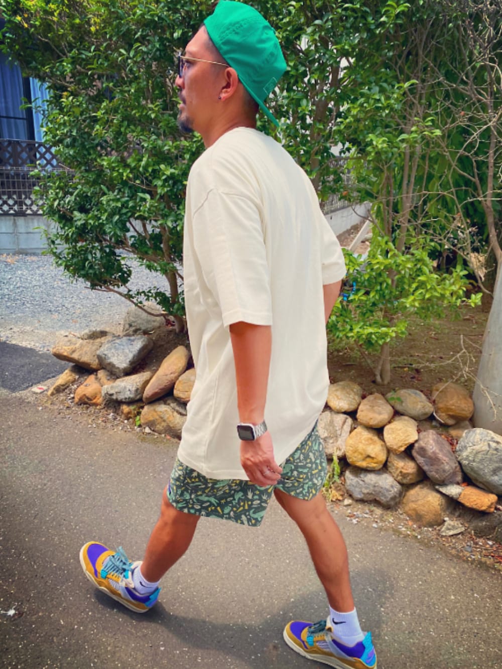 ホワイト系のTシャツ/カットソー、グリーン系のその他パンツ、イエロー系のスニーカーを着用したメンズの夏コーディネートの4枚目の写真