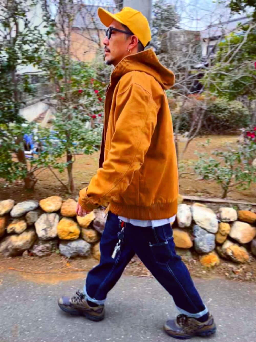 ブラウン系のベスト、ブラック系のナイロンジャケット、ブラウン系のブルゾンを着用したメンズの冬コーディネートの5枚目の写真