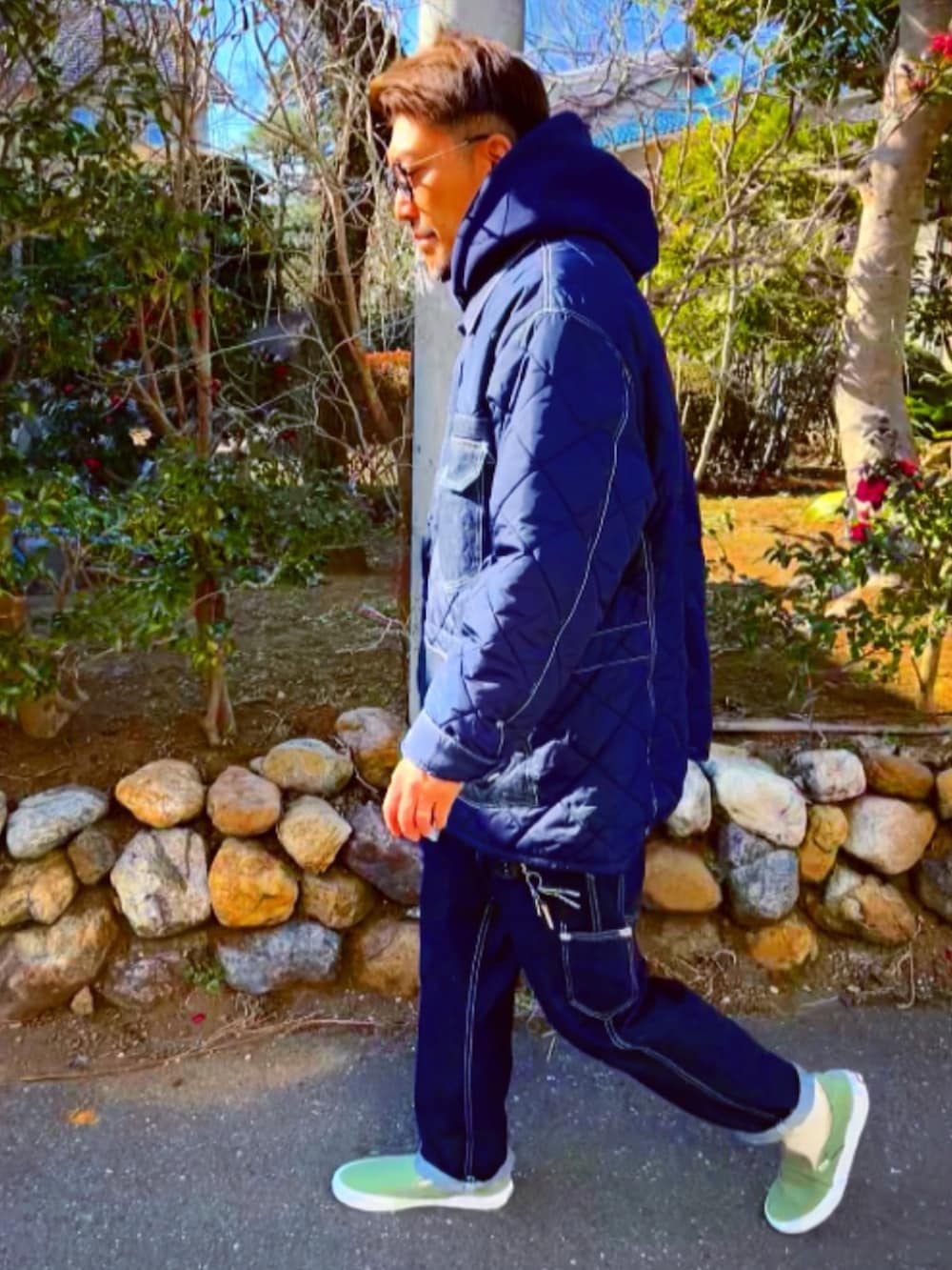 ブルー系のデニムジャケット、ブルー系のパーカー、ブルー系のデニムパンツを着用したメンズの冬コーディネートの5枚目の写真