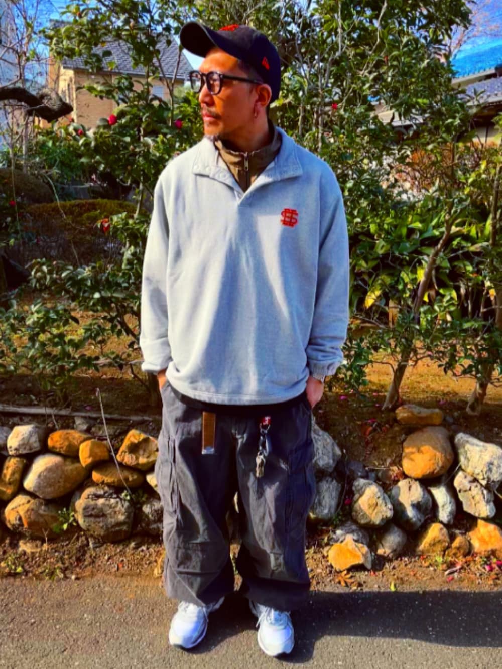 「メンズファッション、お洒落さんとつながりたい、休日スタイル、秋冬コーデ、UNIQLO、WORKMAN、SEESEE、スウェット、GU、ワイドパンツ、ワイドデニム、スニーカー、ストリート、ナイロンジャケット、40代ファッション」｜「SEE SEEのアイテム（キャップ、ブラック系）」を使った、SUNさん（メンズ・175cm）の冬コーディネートの3枚目の写真