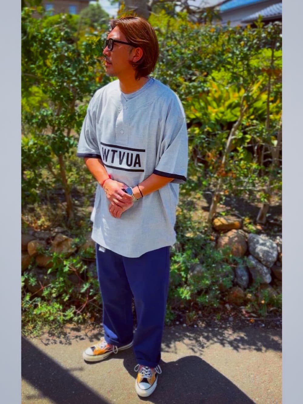 ブラック系のチノパンツ、グレー系のTシャツ/カットソー、その他のスニーカーを着用したメンズの春コーディネートの2枚目の写真
