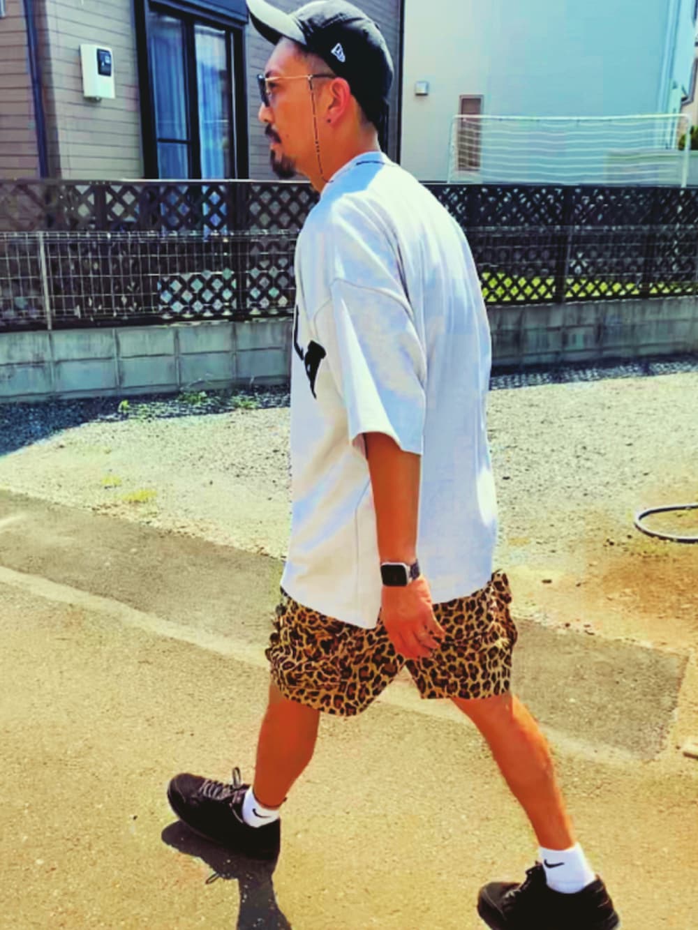 グレー系のTシャツ/カットソー、その他のその他パンツ、ブラック系のスニーカーを着用したメンズの夏コーディネートの5枚目の写真