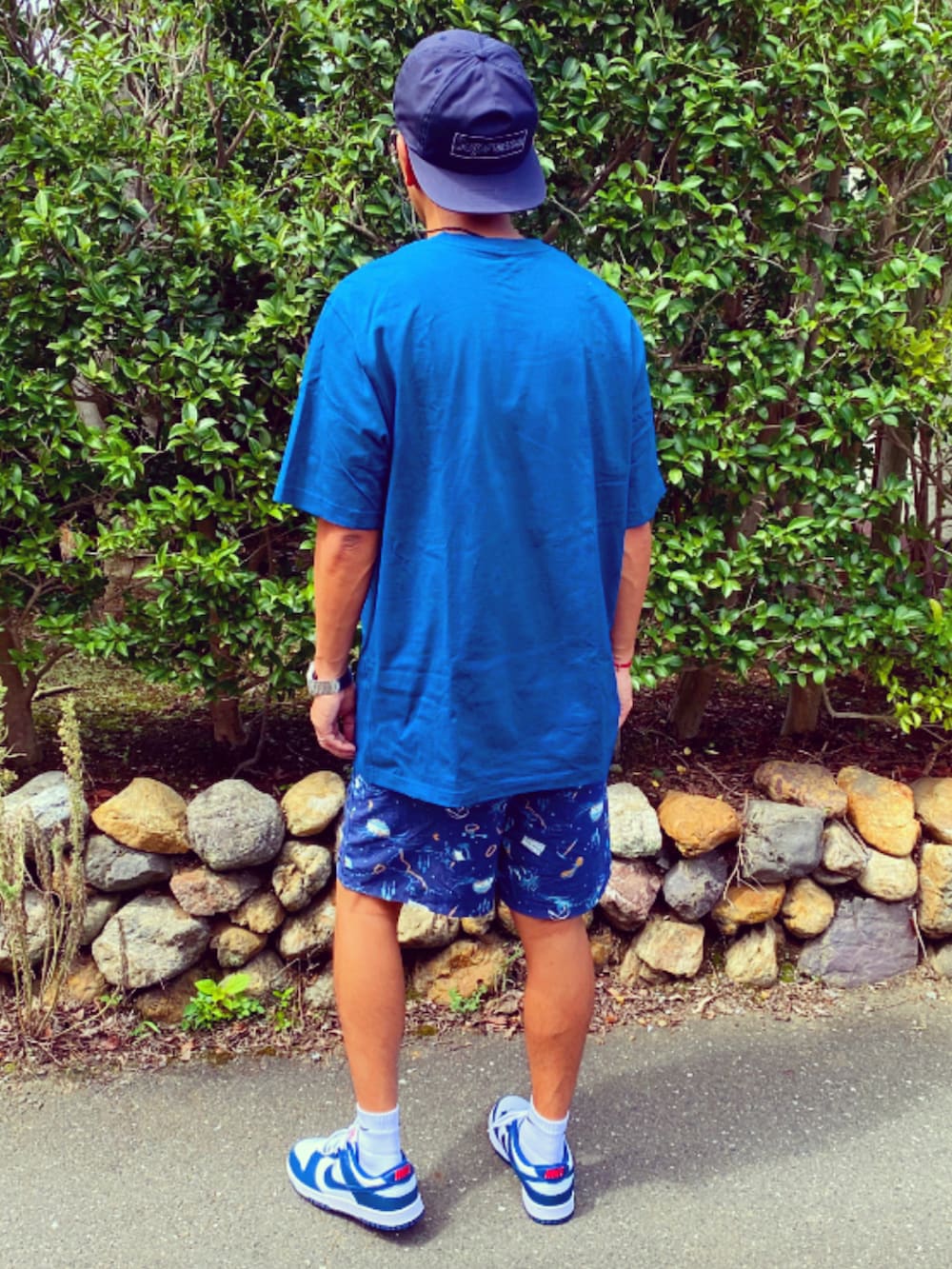 ブルー系のTシャツ/カットソー、ブルー系のその他パンツ、ブルー系のスニーカーを着用したメンズの秋コーディネートの5枚目の写真