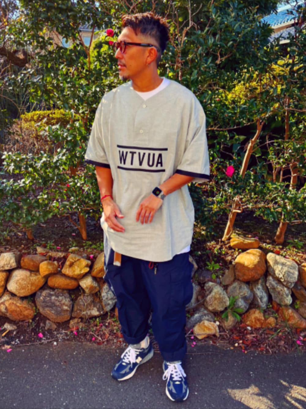 グレー系のTシャツ/カットソー、ブルー系のカーゴパンツ、ブルー系のスニーカーを着用したメンズの秋コーディネートの2枚目の写真