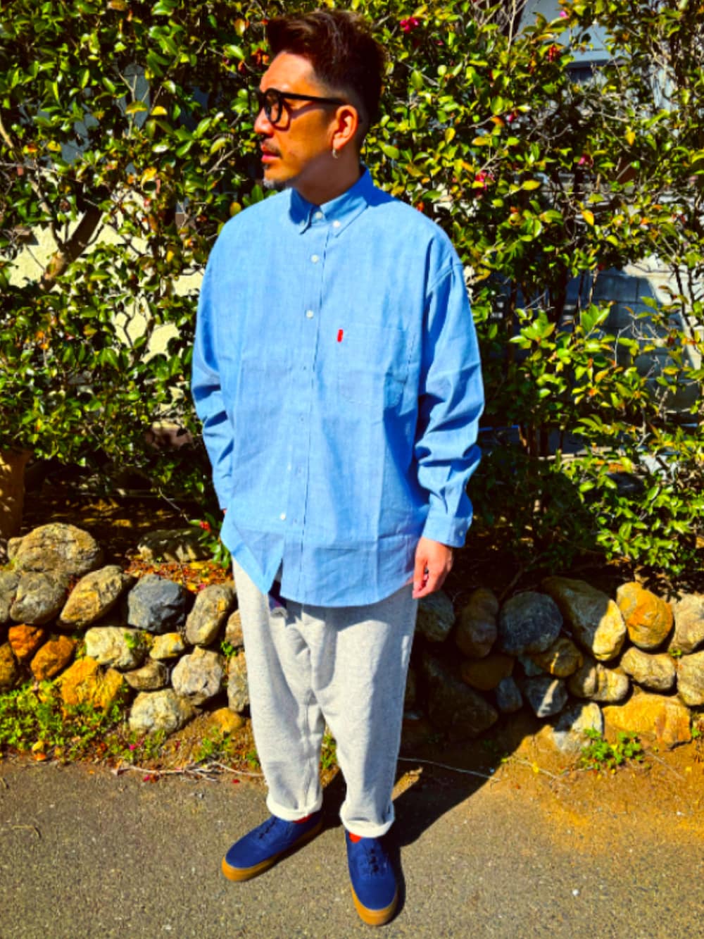 ブルー系のシャツ/ブラウス、グレー系のスウェットパンツ、ブルー系のスニーカーを着用したメンズの春コーディネートの3枚目の写真