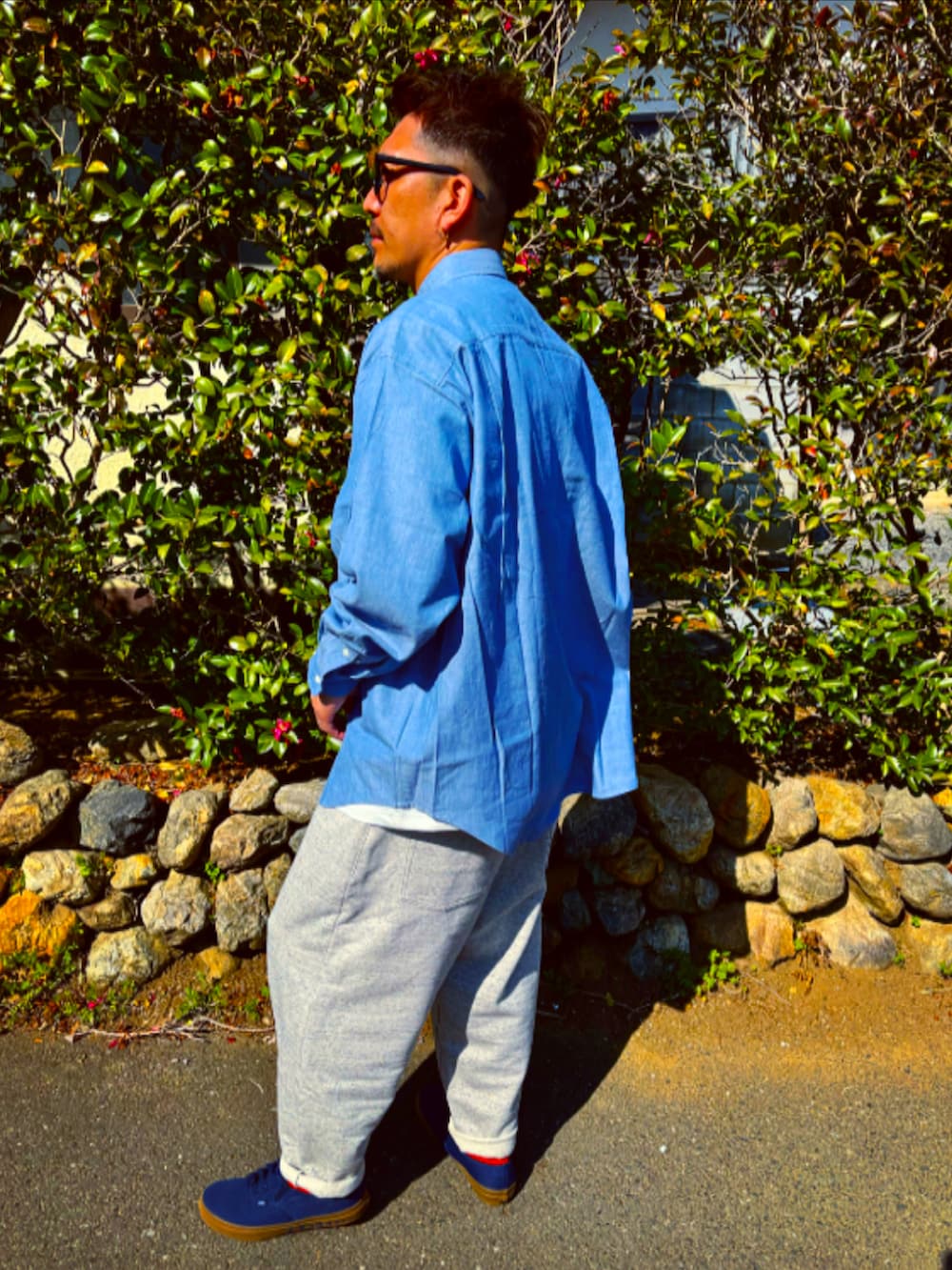 ブルー系のシャツ/ブラウス、グレー系のスウェットパンツ、ブルー系のスニーカーを着用したメンズの春コーディネートの5枚目の写真