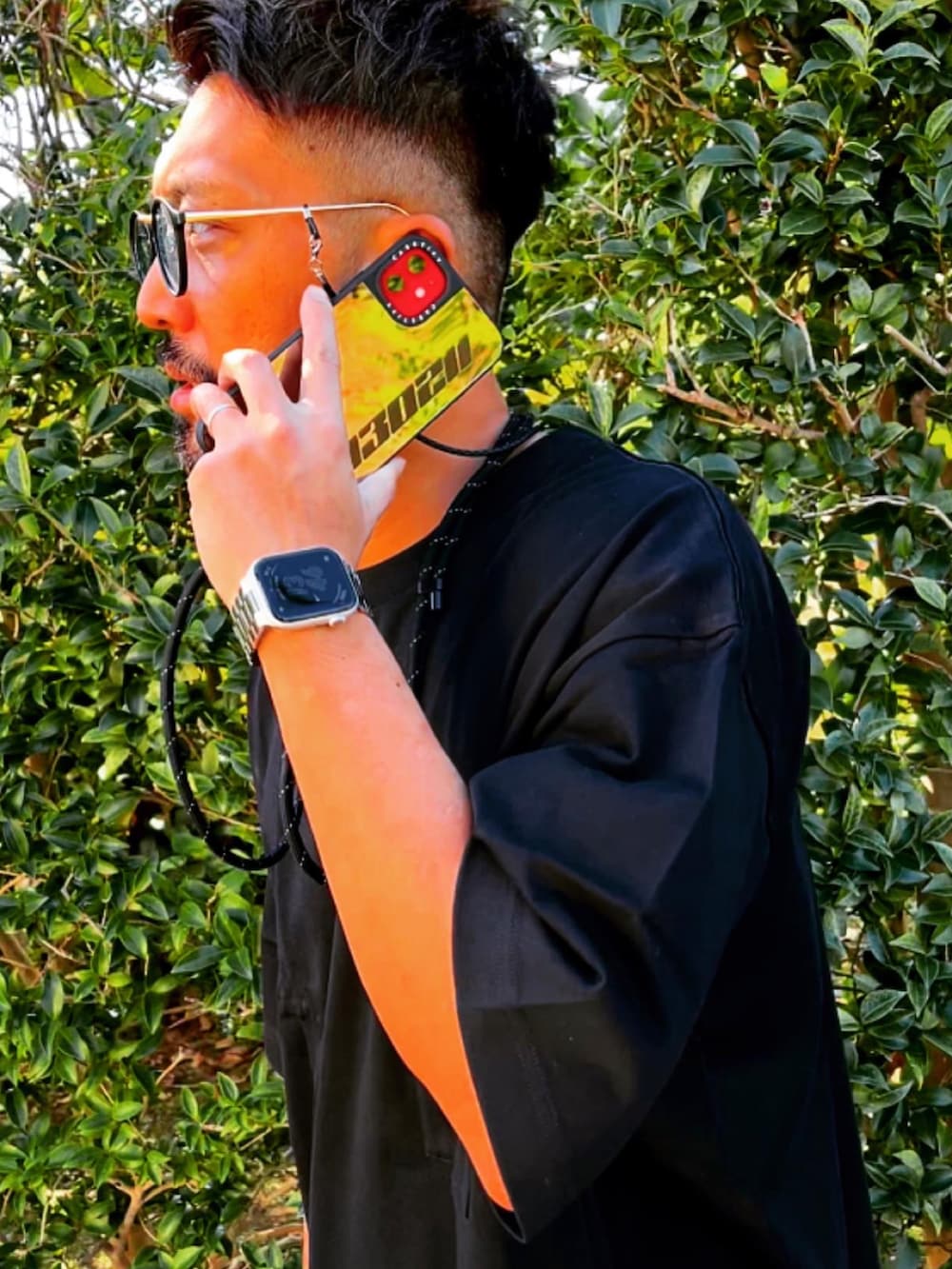 ブラック系のTシャツ/カットソー、グレー系のデニムパンツ、グレー系のスニーカーを着用したメンズの秋コーディネートの3枚目の写真