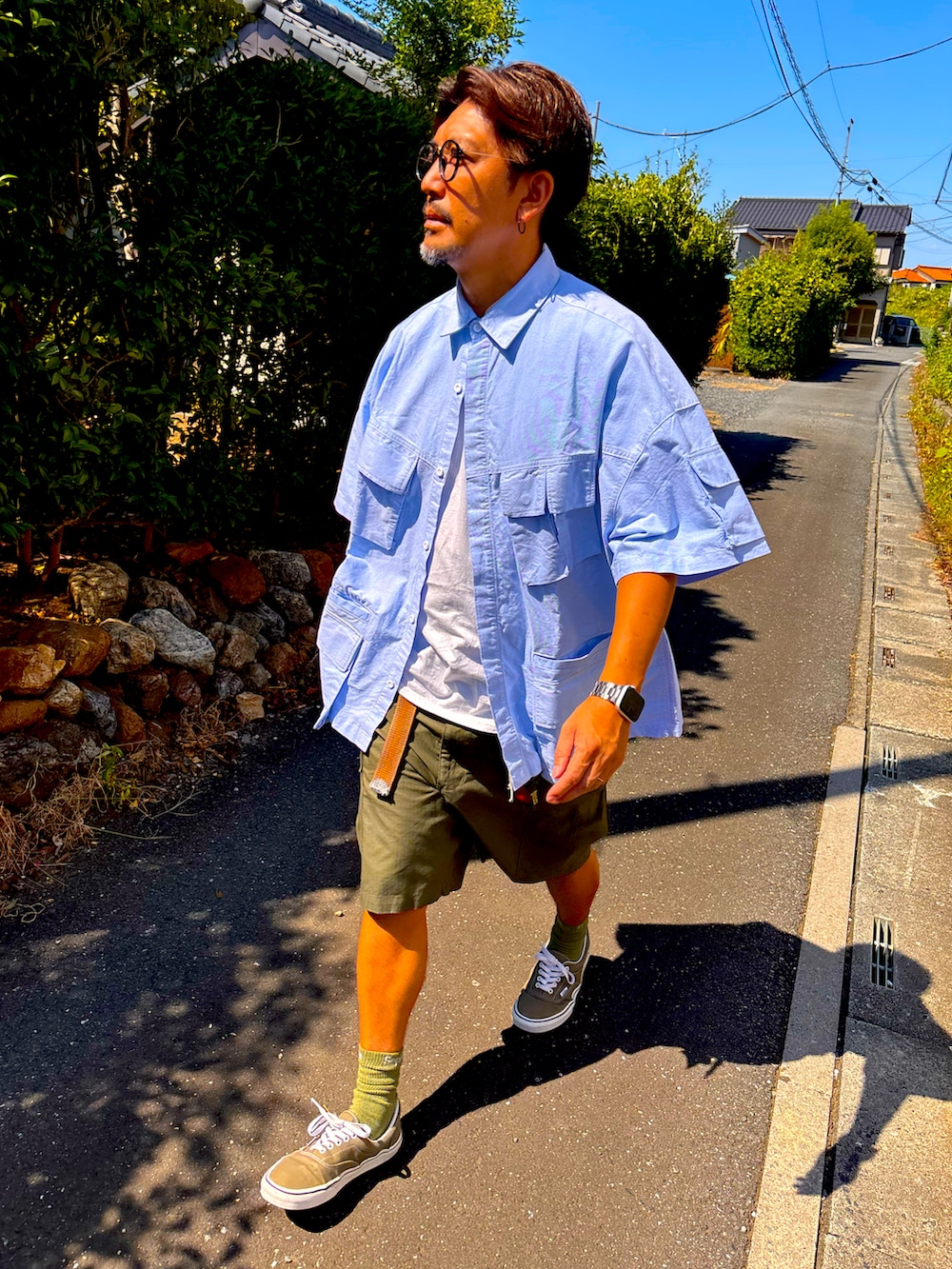 グレー系のTシャツ/カットソー、グリーン系のその他パンツ、ブルー系のシャツ/ブラウスを着用したメンズの秋コーディネートの4枚目の写真