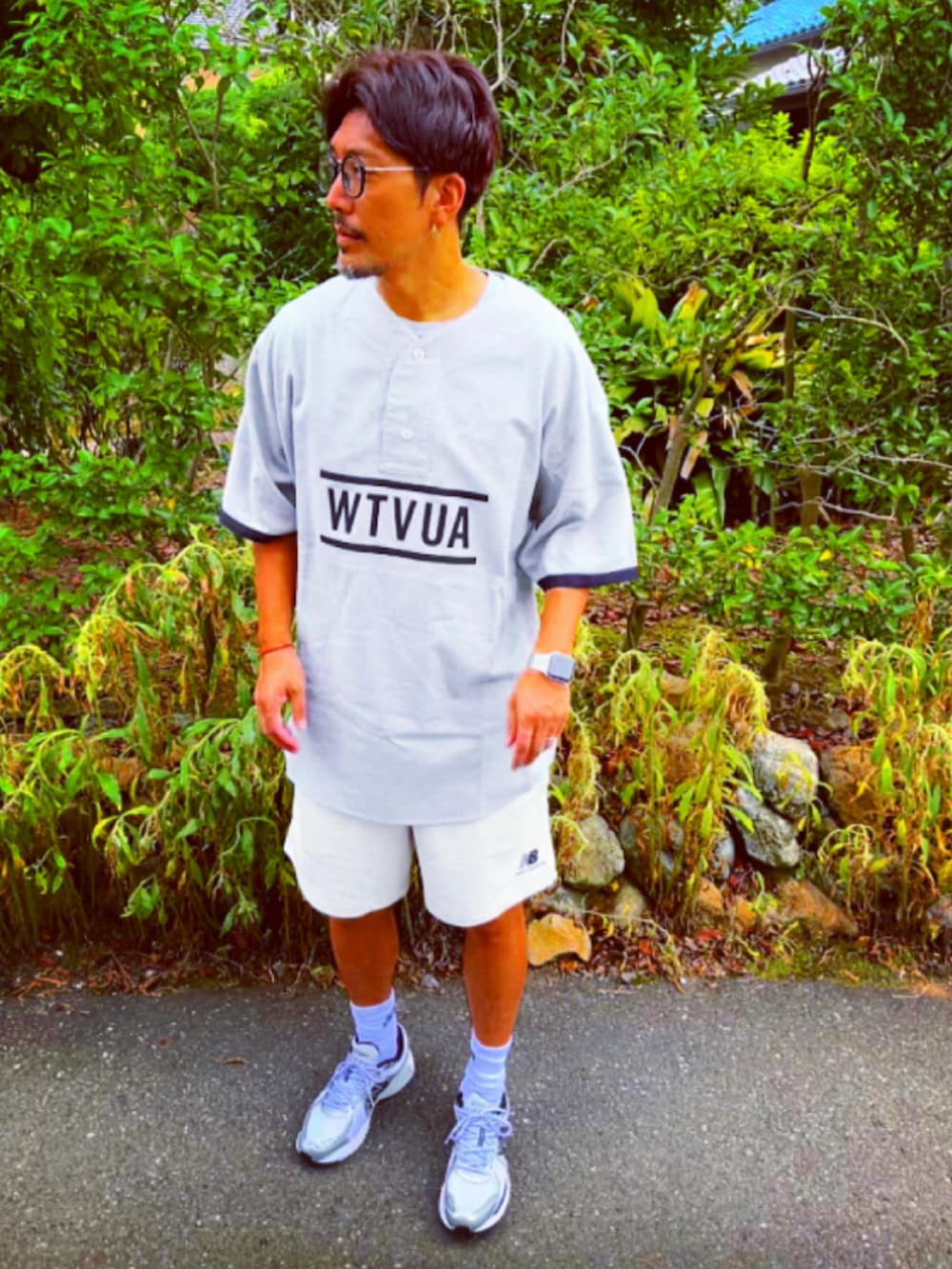 グレー系のTシャツ/カットソー、ホワイト系のその他パンツ、ホワイト系のスニーカーを着用したメンズの夏コーディネートの3枚目の写真