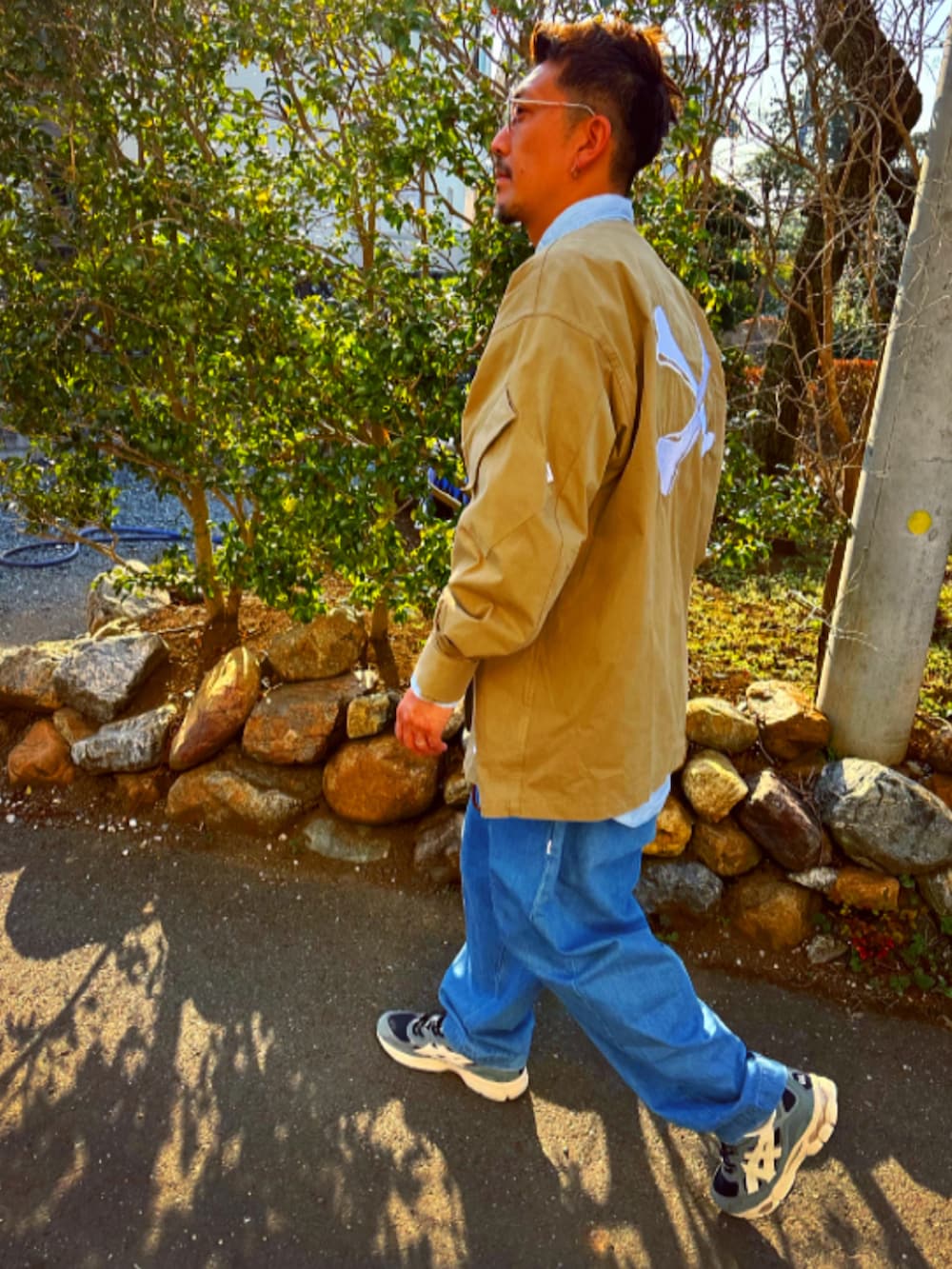 ベージュ系のシャツ/ブラウス、ブルー系のシャツ/ブラウス、ブルー系のデニムパンツを着用したメンズの春コーディネートの4枚目の写真