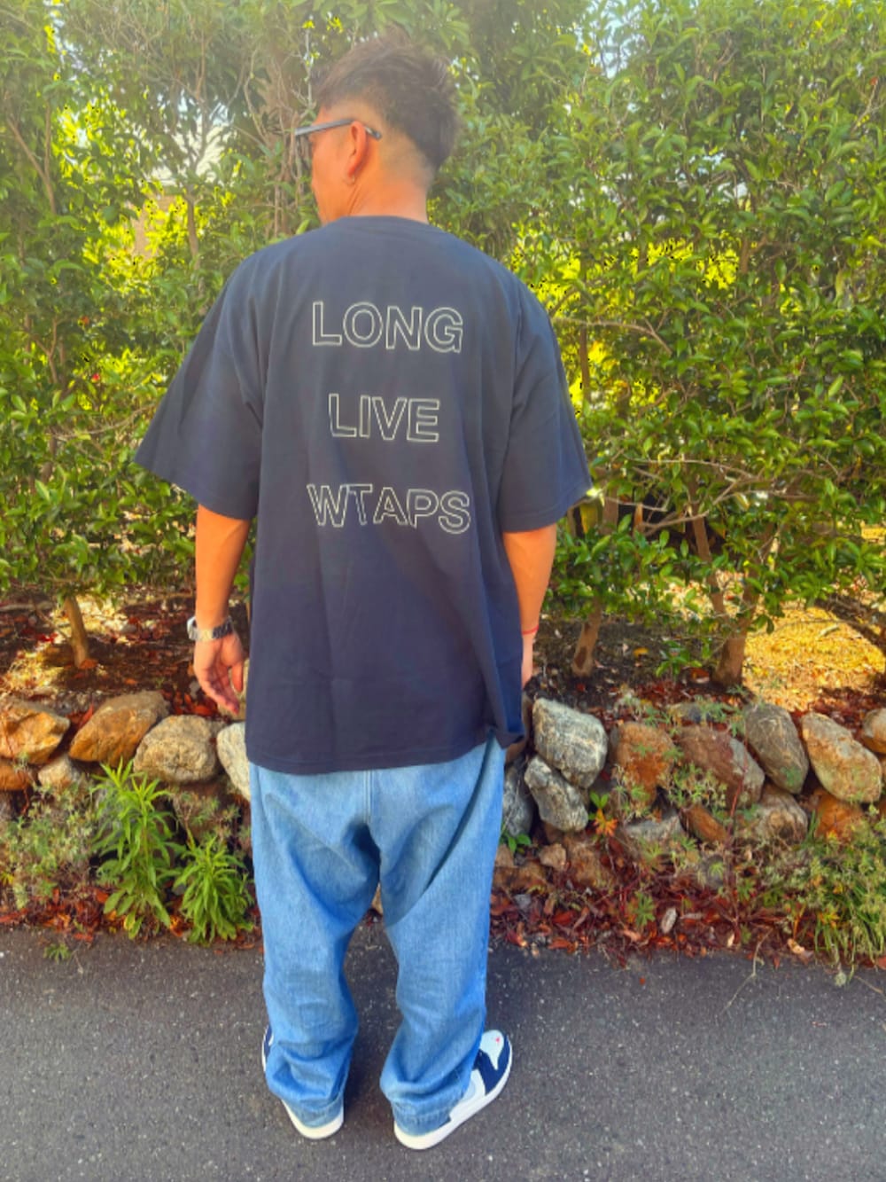 ブルー系のTシャツ/カットソー、ブルー系のデニムパンツ、ブルー系のスニーカーを着用したメンズの夏コーディネートの4枚目の写真