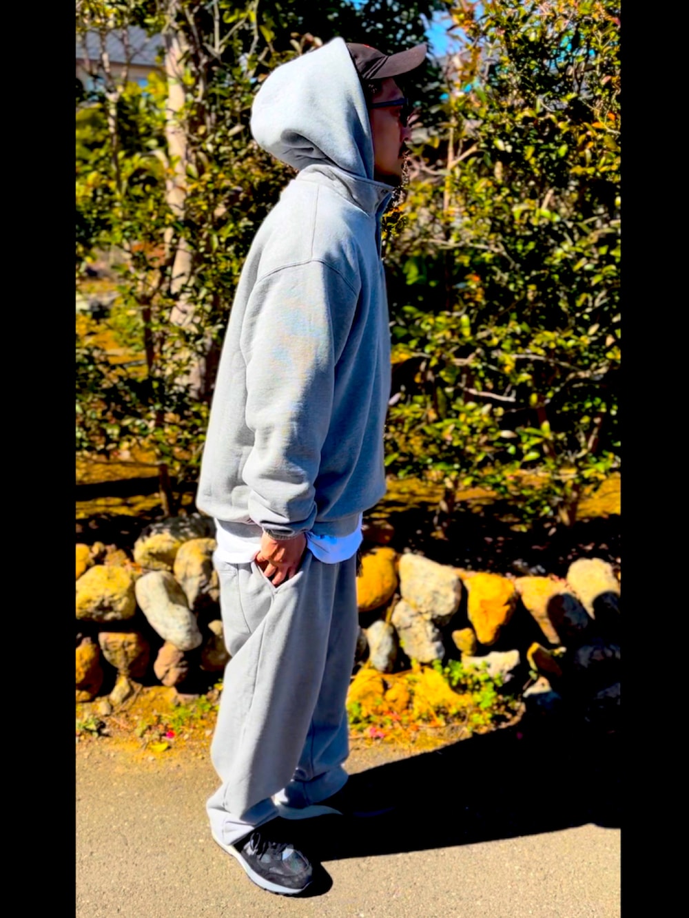 グレー系のパーカー、グレー系のスウェット、グレー系のスウェットパンツを着用したメンズの春コーディネートの4枚目の写真