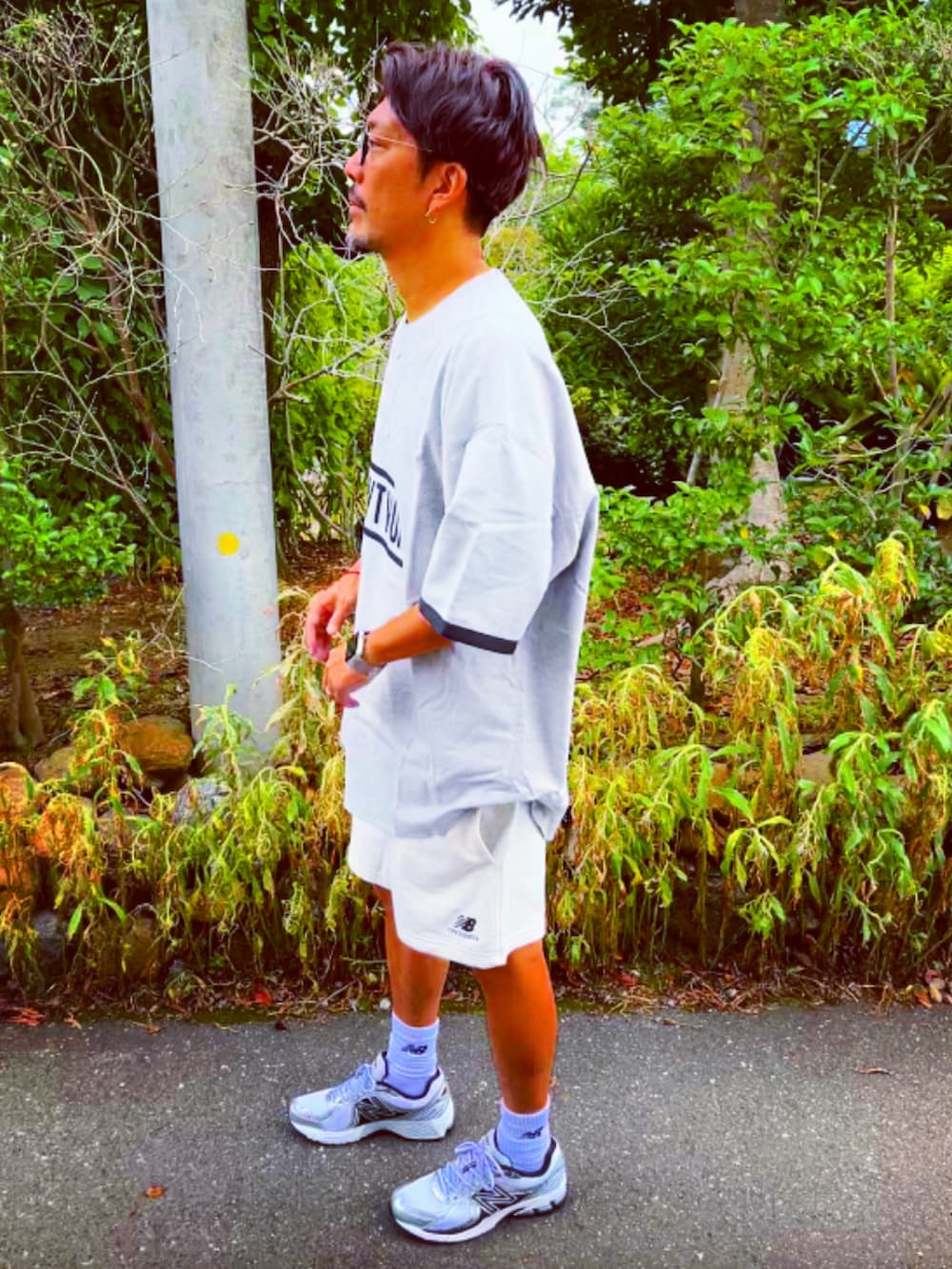 グレー系のTシャツ/カットソー、ホワイト系のその他パンツ、ホワイト系のスニーカーを着用したメンズの夏コーディネートの4枚目の写真