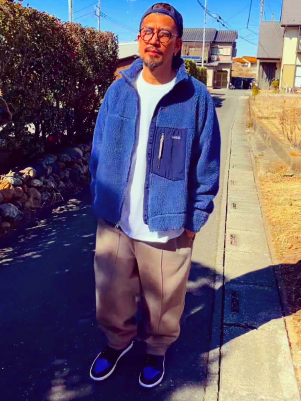 ブルー系のその他アウター、グレー系のTシャツ/カットソー、ベージュ系のスウェットパンツを着用したメンズの春コーディネートの2枚目の写真