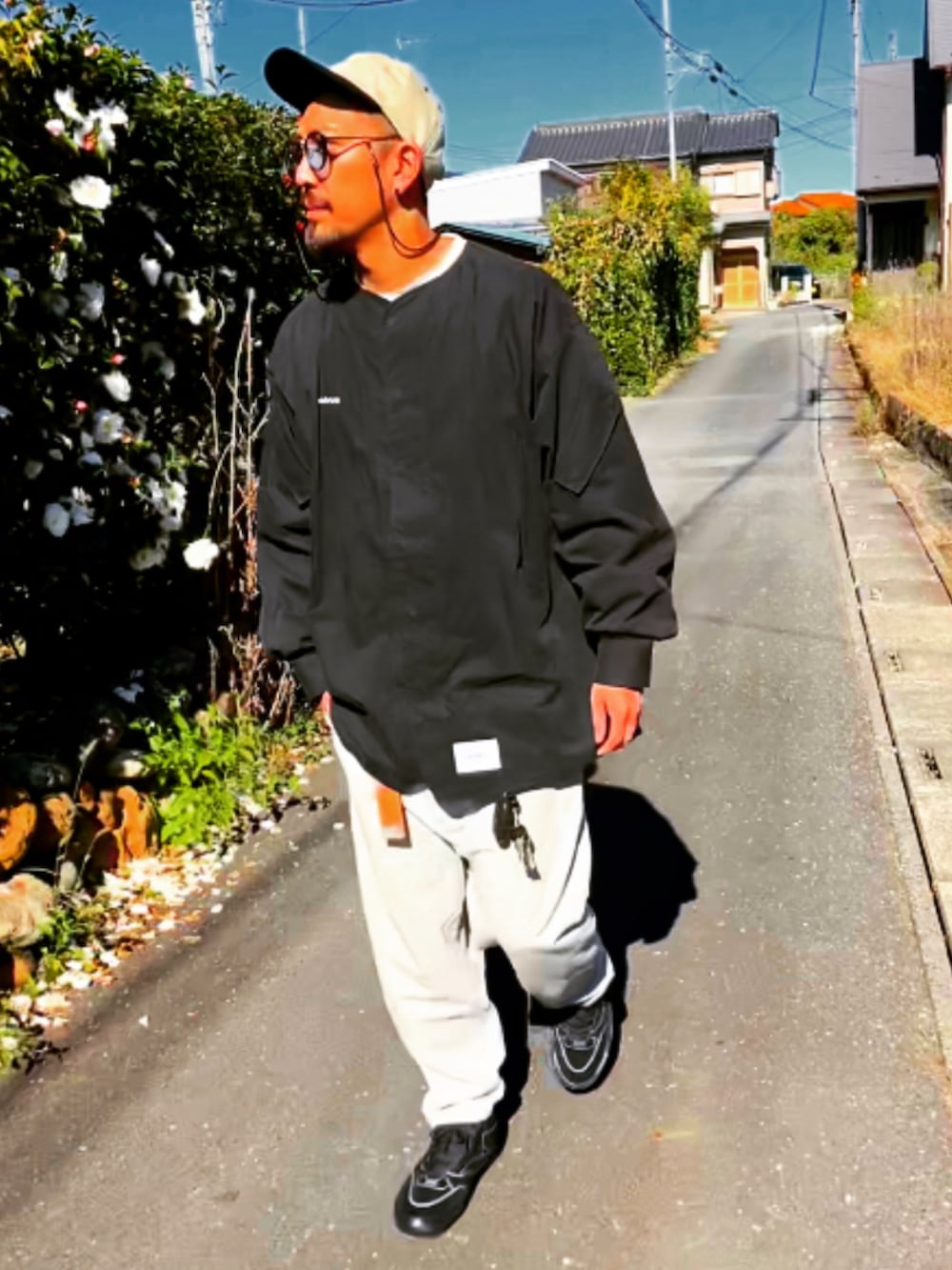 ブラック系のシャツ/ブラウス、ホワイト系のTシャツ/カットソー、シルバー系のスウェットパンツを着用したメンズの秋コーディネートの4枚目の写真