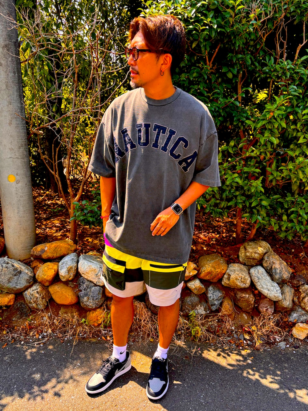 グレー系のTシャツ/カットソー、パープル系のその他パンツ、グレー系のスニーカーを着用したメンズの夏コーディネートの2枚目の写真