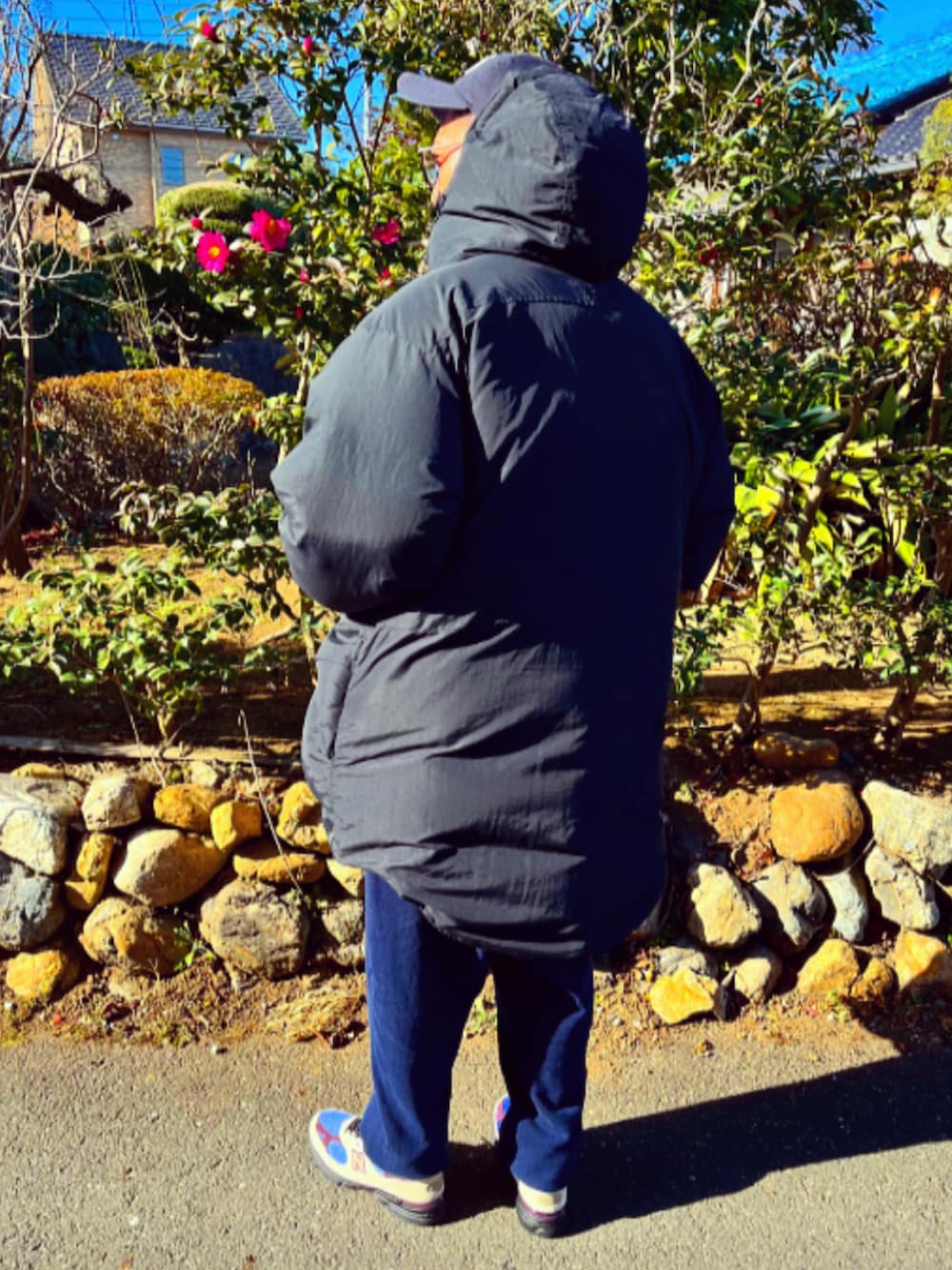 ブラック系のダウンジャケット/コート、ブラック系のダウンベスト、ホワイト系のTシャツ/カットソーを着用したメンズの冬コーディネートの5枚目の写真