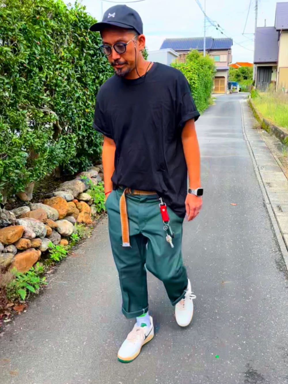 「秋、休日コーデ、スニーカー、ストリート、レトロ、キャップ、ダブルタップス、シュプリーム、ディッキーズ(Dickies)、グリーン、ブラック、パパコーデ、アラフォー、おしゃれさんと繋がりたい、40代ファッション」｜「WTAPSのアイテム（キャップ、ブラック系）」を使った、SUNさん（メンズ・175cm）の秋コーディネートの3枚目の写真