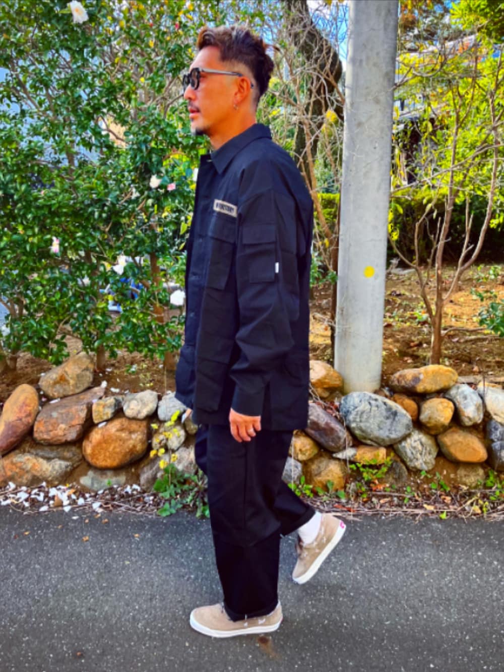 「秋冬コーデ、ストリートコーデ、ブラックコーデ、wtaps、UNIQLO、supreme、Dickies、VANS、パパコーデ、40代ファッション、ワークパンツ、スニーカー、おしゃれさんと繋がりたい、めがね、メンズファッション」｜「UNIQLOのアイテム（メガネ、ブラック系）」を使った、SUNさん（メンズ・175cm）の秋コーディネートの4枚目の写真