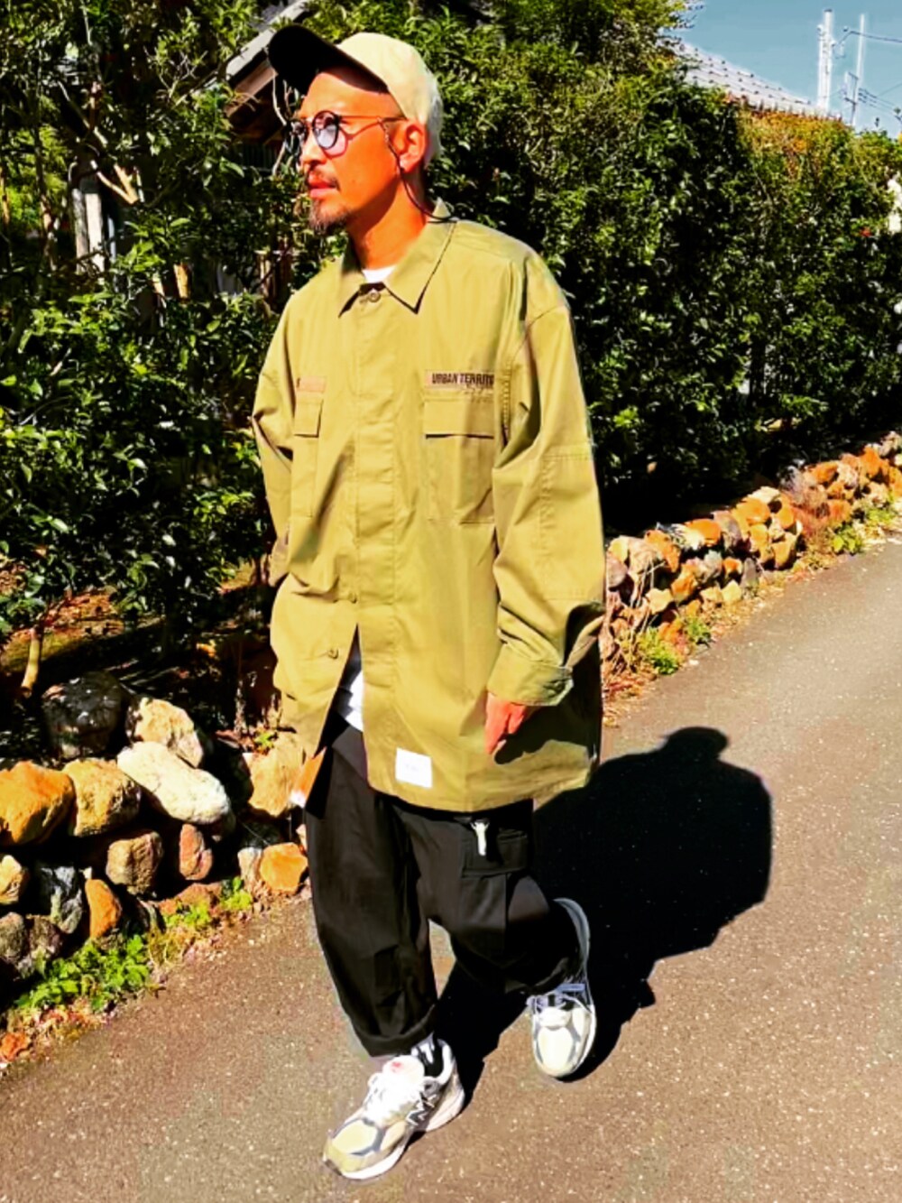 「秋冬コーデ、おしゃれさんと繋がりたい、アースカラー、ダブルタップス、スニーカー、ストリート、ニューバランス、キャップ、ワイドパンツ、カーゴパンツ、40代ファッション、パパコーデ、休日スタイル、ミリタリー、オーバーサイズ」|「WTAPSのアイテム(キャップ、ベージュ系)」を使った、SUNさん(メンズ・175cm)の秋コーディネートの2枚目の写真