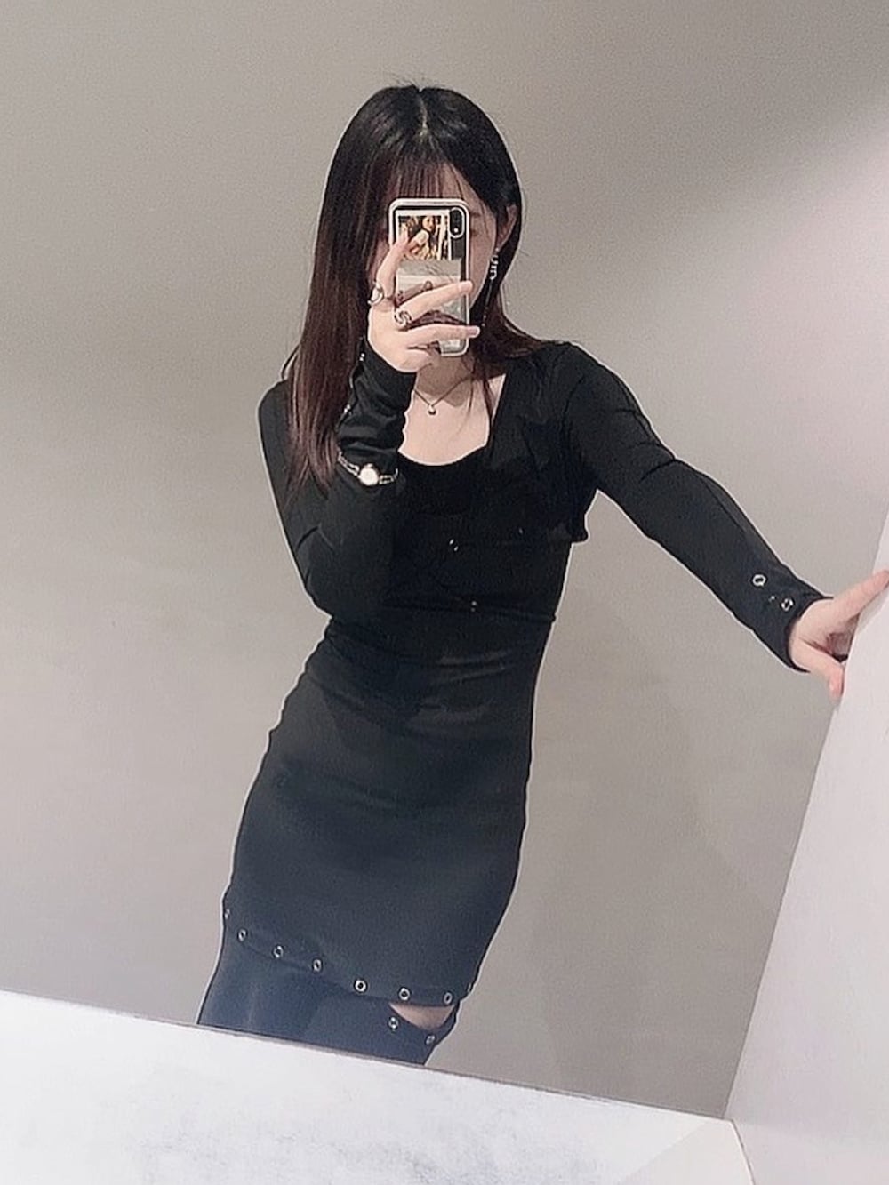 ブラック系のワンピース/ドレス、ブラック系のブーツ、シルバー系の腕時計を着用したレディースの春コーディネートの2枚目の写真