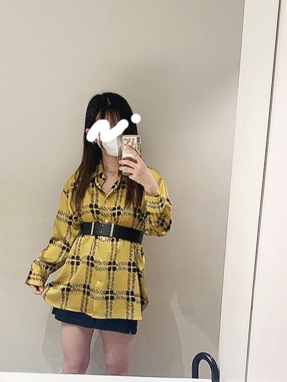 イエロー系のトップス、イエロー系のトップス、ブラック系のパンツを着用したレディースの春コーディネートの2枚目の写真