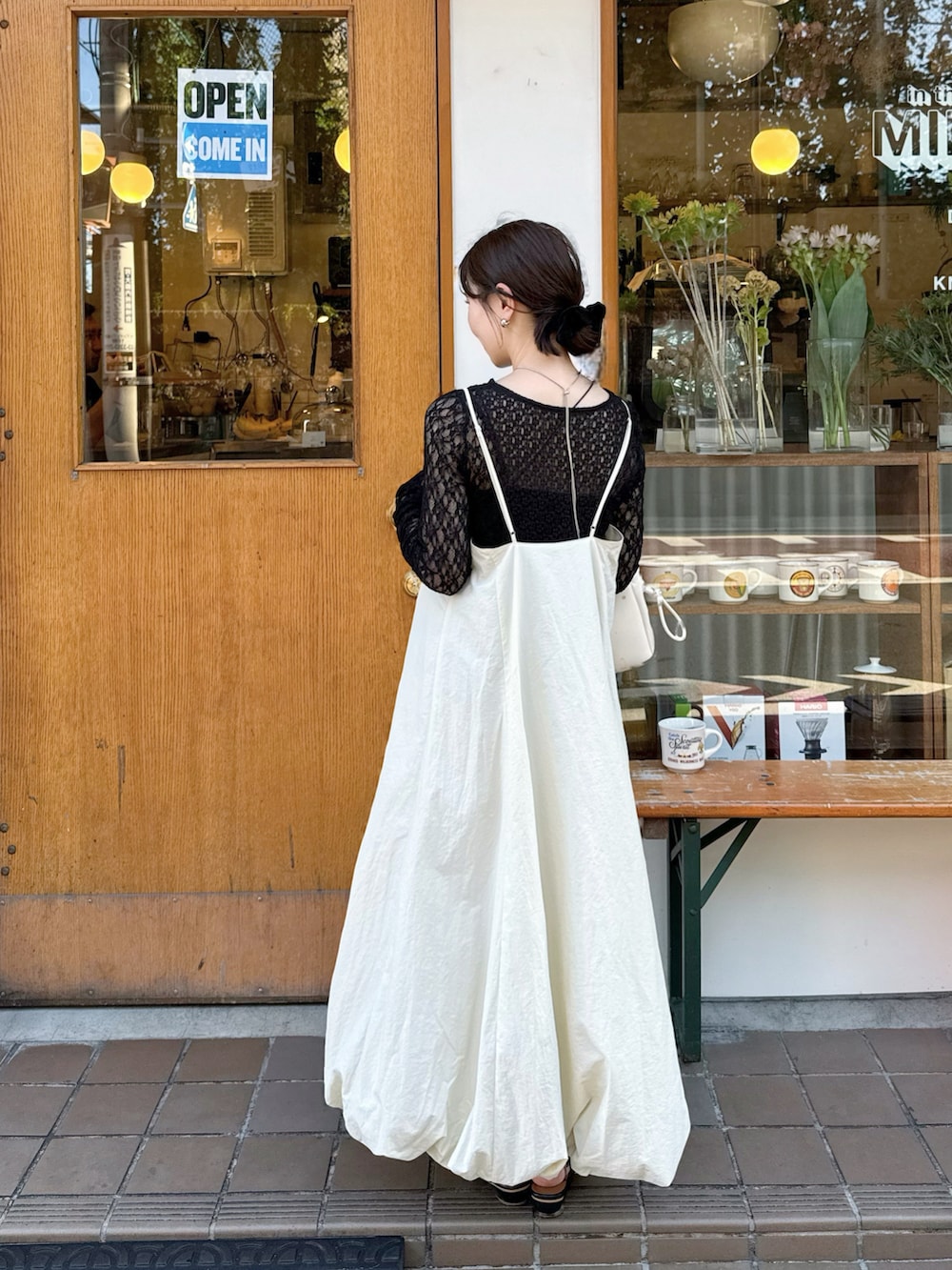 ブラック系のTシャツ/カットソーを着用したレディースの秋コーディネートの3枚目の写真