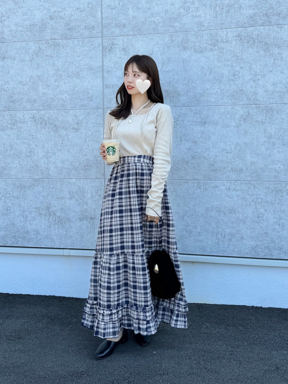 ベージュ系のTシャツ/カットソー、ブルー系のスカートを着用したレディースの秋コーディネートの2枚目の写真