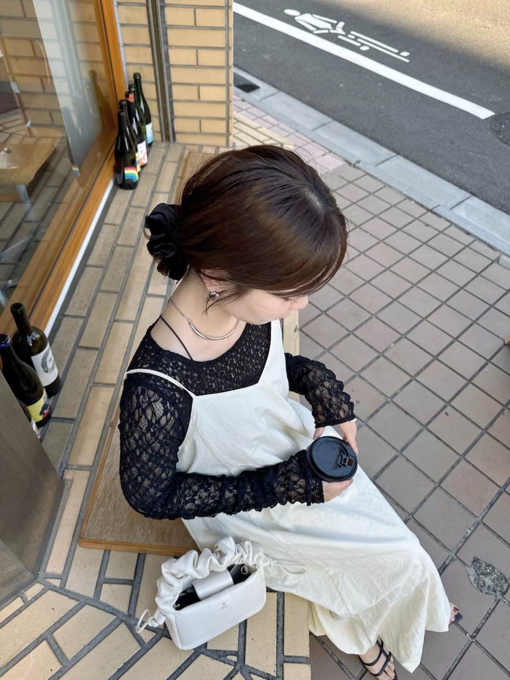 ブラック系のTシャツ/カットソーを着用したレディースの秋コーディネートの4枚目の写真