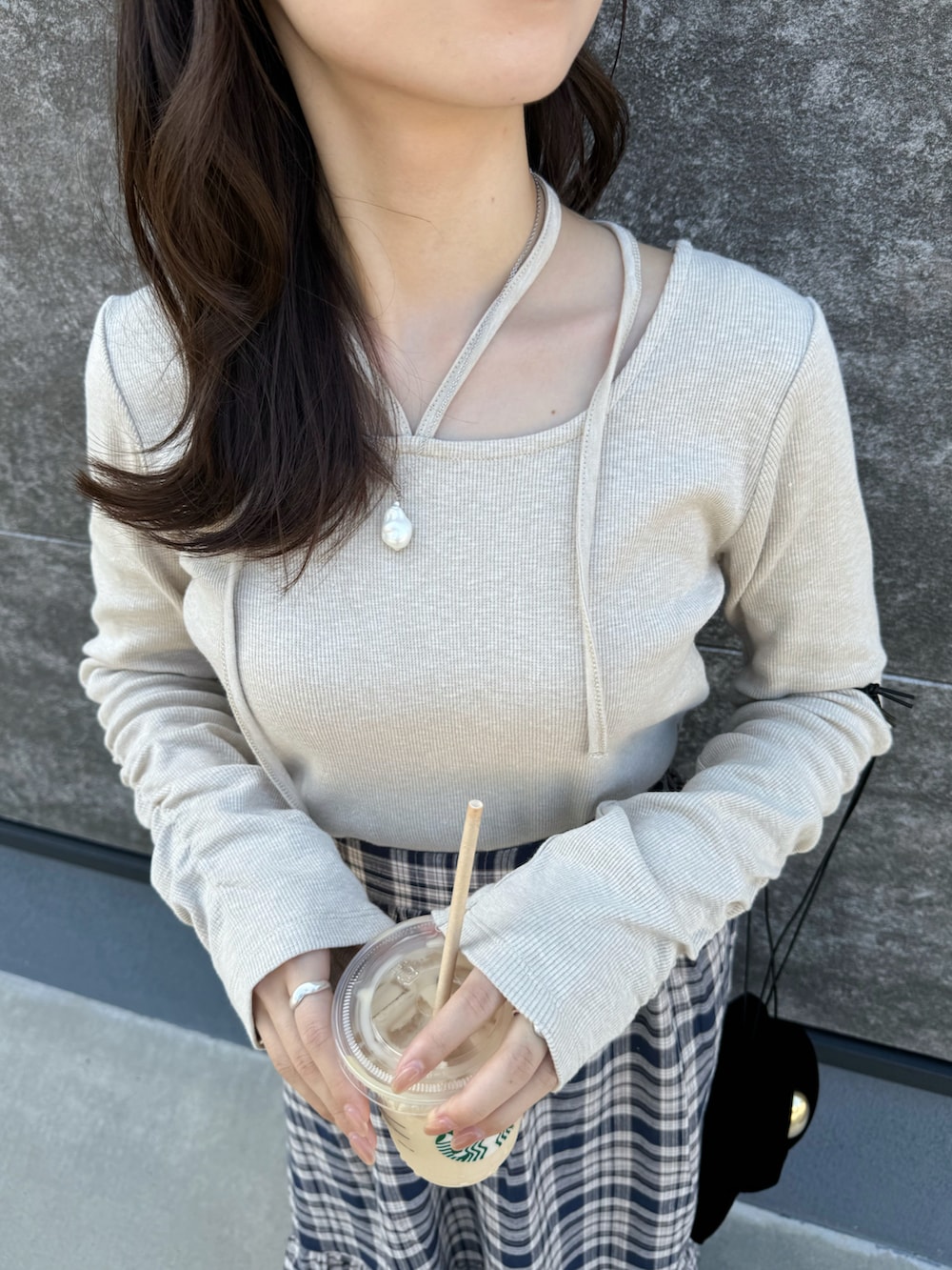 ベージュ系のTシャツ/カットソー、ブルー系のスカートを着用したレディースの秋コーディネートの4枚目の写真