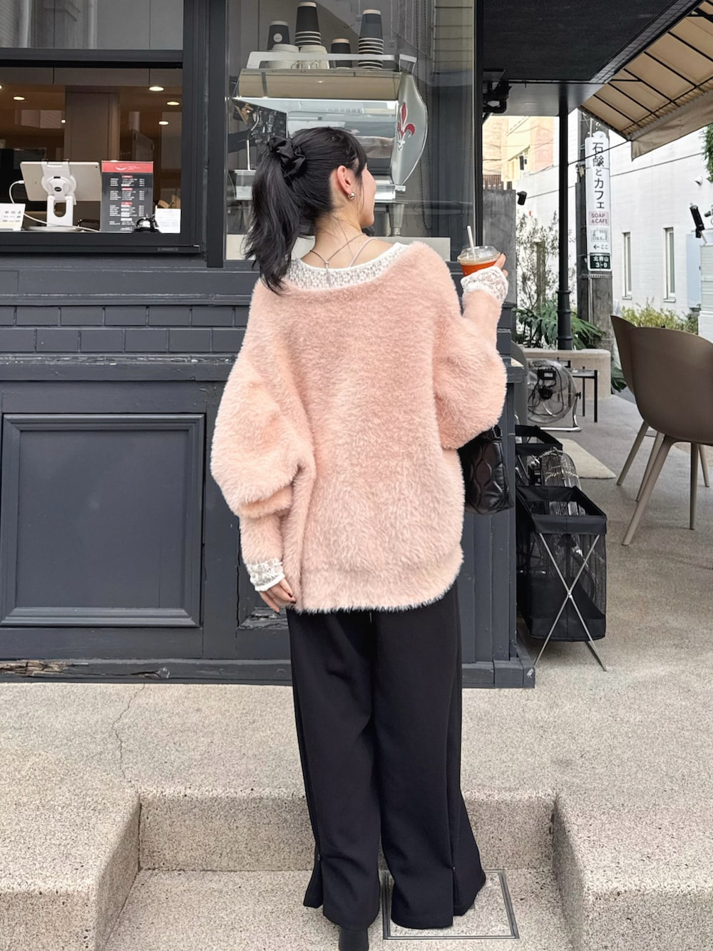 ブラック系のその他パンツ、ピンク系のカーディガン/ボレロ、ホワイト系のTシャツ/カットソーを着用したレディースの秋コーディネートの3枚目の写真