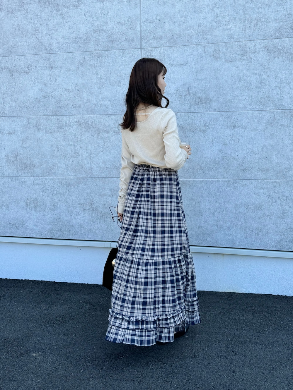 ベージュ系のTシャツ/カットソー、ブルー系のスカートを着用したレディースの秋コーディネートの3枚目の写真