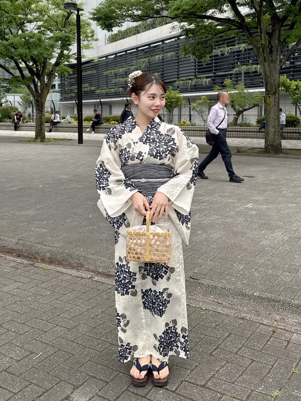 ブルー系の浴衣を着用したレディースの春コーディネートの2枚目の写真